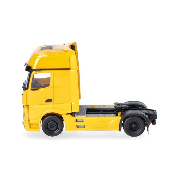 Herpa Mercedes-Benz Actros L 18 Gigaspace trækker 2-akslet ginstergul – produktbillede 4