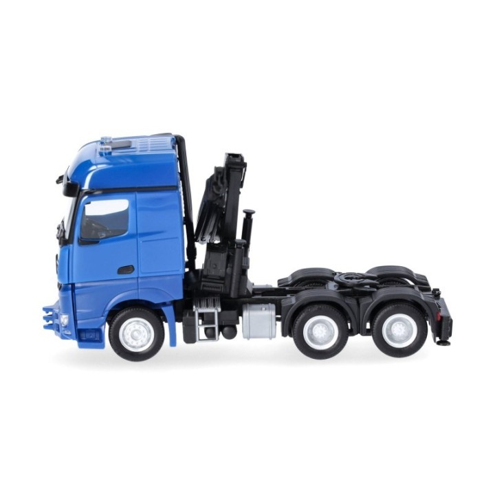 Herpa Mercedes-Benz Arocs 18 Bigspace trækker 3-akslet mit læssekran (6x4) enzianblå – produktbillede 4